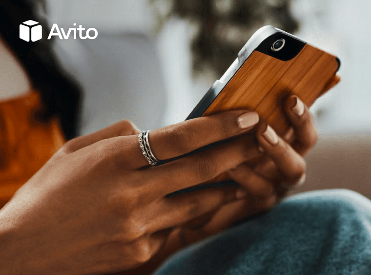 휴대폰을 들고 있는 손을 근접 촬영한 이미지