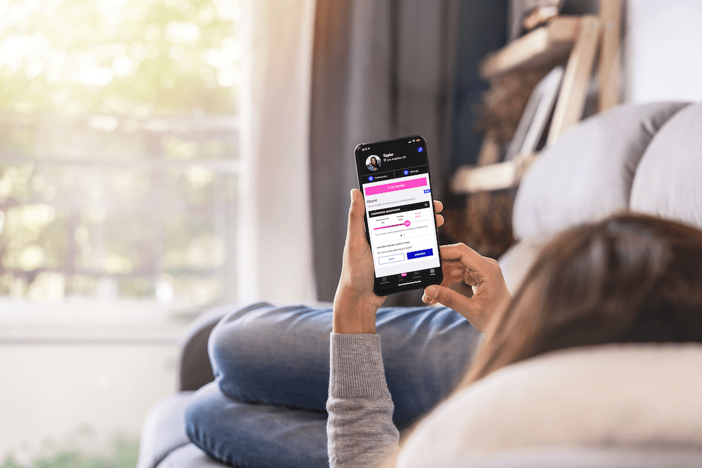 누워서 스마트폰을 사용하고 있는 사람