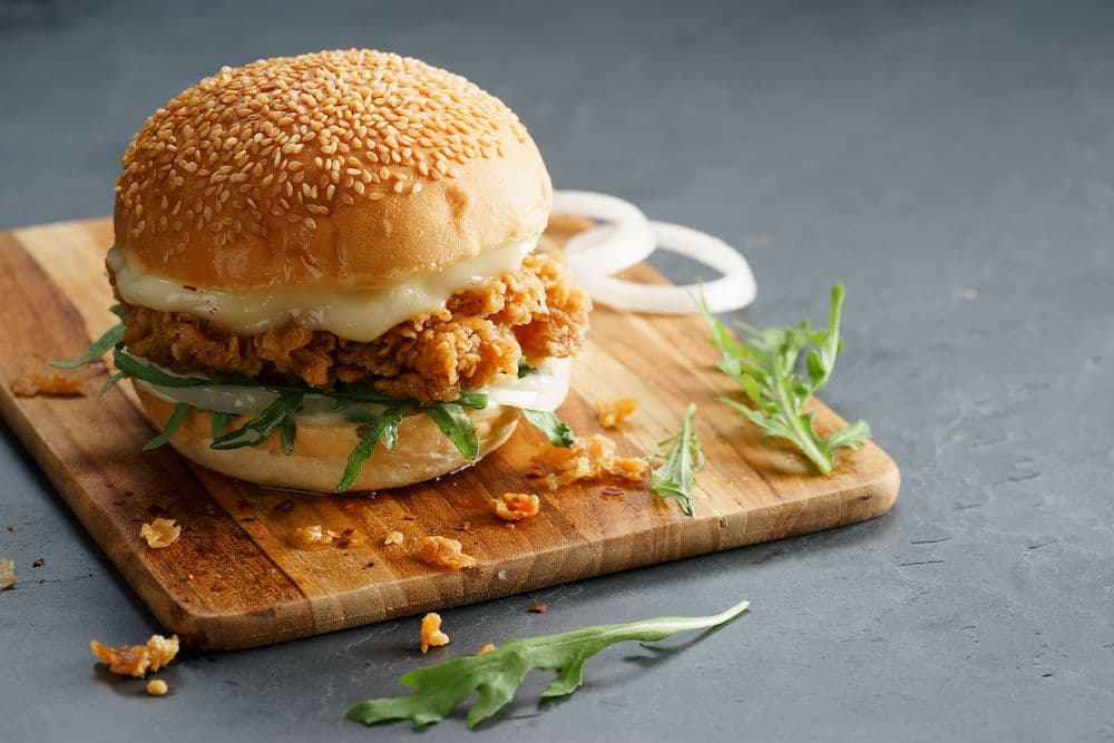 delicioso sándwich de pollo en una tabla de cortar